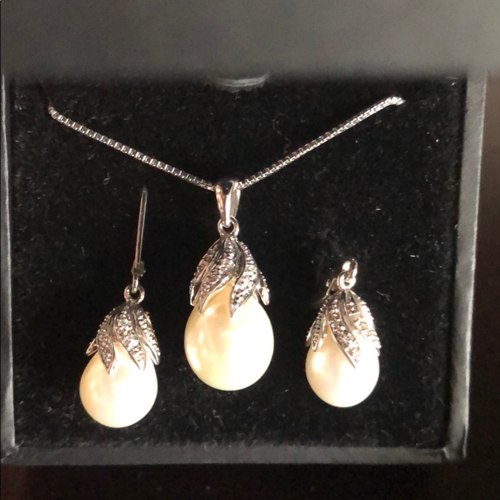 Pearl & diamond set, in sterling silver